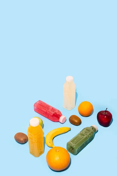 Frutta Succhi Disintossicazione Bottiglie Plastica Fondo Blu — Foto Stock