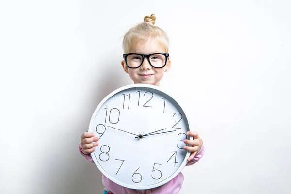 Sonriente Niña Gafas Sostiene Gran Reloj Pared Sobre Fondo Claro — Foto de Stock