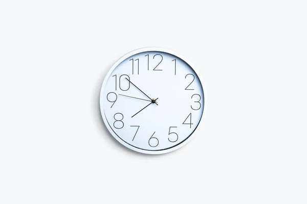 Gran Reloj Pared Blanco Que Muestra Tiempo Cuelga Sobre Fondo — Foto de Stock