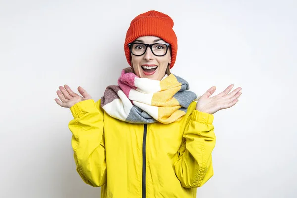 Fröhlich Überraschte Junge Frau Mit Brille Gelber Jacke Vor Hellem — Stockfoto