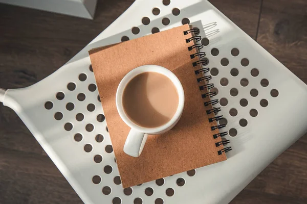 Weiße Tasse Mit Kaffee Notizbuch Auf Weißem Stuhl Draufsicht Flach — Stockfoto