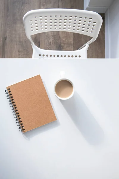 Weiße Tasse Kaffee Ein Notizbuch Auf Einem Weißen Tisch Daneben — Stockfoto