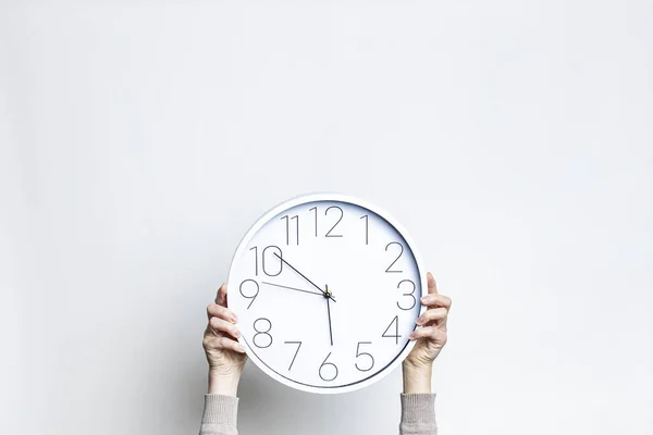 Manos Femeninas Sosteniendo Gran Reloj Blanco Sobre Fondo Claro — Foto de Stock