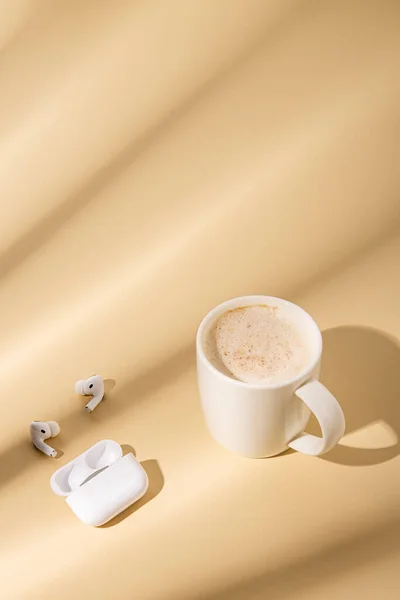 Cappuccino Vezeték Nélküli Fejhallgató Fénysugarakkal Bézs Alapon — Stock Fotó