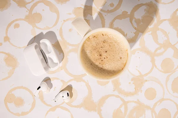Asztal Kávéscsészékkel Kávét Fejhallgatót Lapos Fekvésű Felülnézet — Stock Fotó