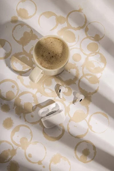 Asztal Kávéscsészékkel Kávét Fejhallgatót Lapos Fekvésű Felülnézet — Stock Fotó
