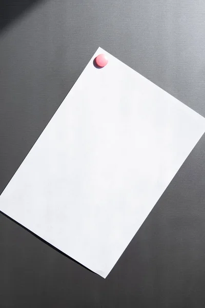 Een Blanco Vel Papier Met Een Magneet Aan Koelkast Bevestigd — Stockfoto