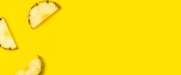 Fatias Abacaxi Maduras Fundo Amarelo Vista Superior Deitado Plano Banner — Fotografia de Stock