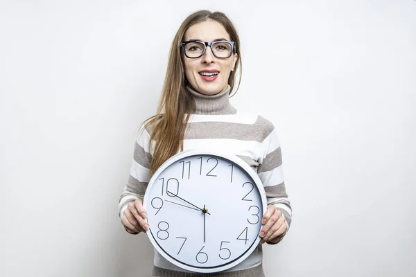 Mujer Joven Sonriente Gafas Con Reloj Pared Blanco Sobre Fondo — Foto de Stock
