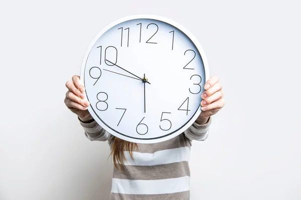 Les Mains Des Femmes Tiennent Une Horloge Murale Blanche Les — Photo