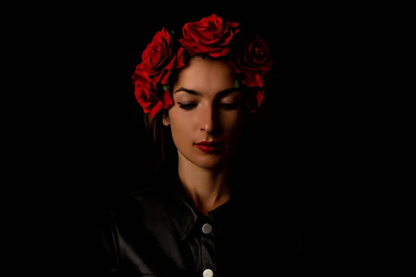 Mujer Joven Guirnalda Con Flores Rojas Sobre Fondo Negro — Foto de Stock