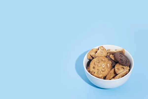 Cookies Uma Tigela Branca Espaço Branco Para Texto Fundo Azul — Fotografia de Stock