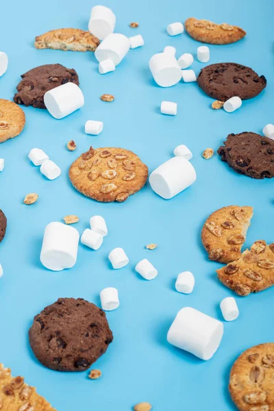 Fundo Com Marshmallow Branco Biscoitos Fundo Azul — Fotografia de Stock