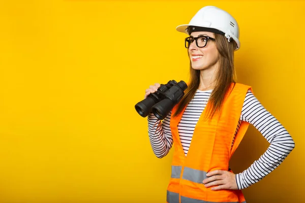 Jeune Femme Avec Sourire Dans Gilet Casque Tient Des Jumelles — Photo