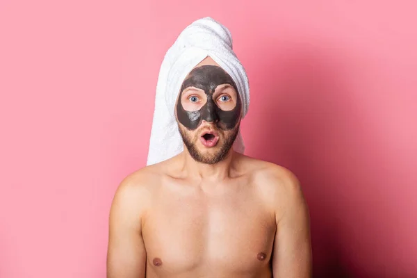 Sorpreso Giovane Uomo Barbuto Con Maschera Cosmetica Sul Suo Sfondo — Foto Stock