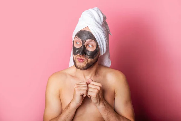 Joven Con Una Máscara Cosmética Miradas Desnudas Lado Sobre Fondo — Foto de Stock