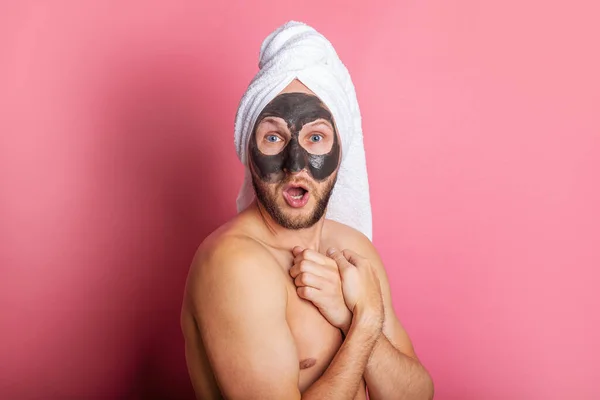 Joven Sorprendido Con Máscara Cosmética Esconde Desnudo Sobre Fondo Rosa — Foto de Stock