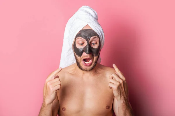 Hombre Joven Gritando Con Máscara Cosmética Cara Sobre Fondo Rosa — Foto de Stock
