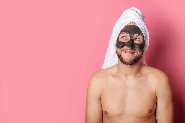 Joven Desnudo Sonriente Con Máscara Cosmética Cara Mirando Hacia Arriba — Foto de Stock