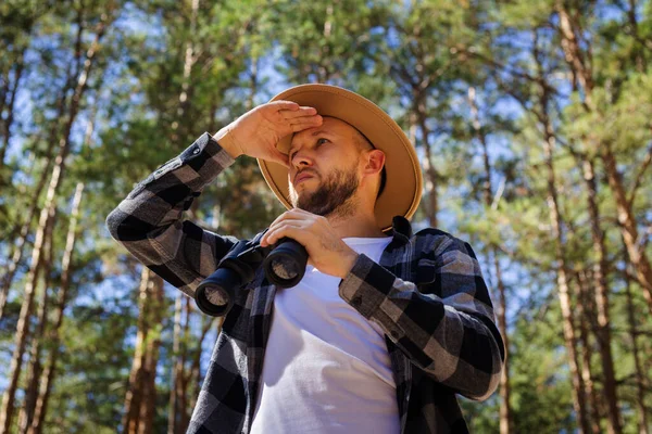 Turista Hombre Con Sombrero Camisa Cuadros Mira Través Los Prismáticos — Foto de Stock