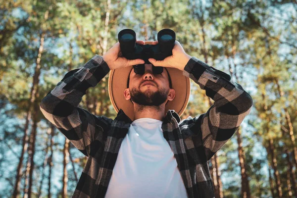 Los Hombres Turista Sombrero Camisa Gris Cuadros Mira Través Los — Foto de Stock