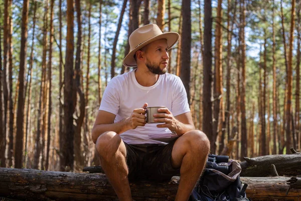 Hombre Con Sombrero Sostiene Una Taza Caliente Durante Viaje Campamento — Foto de Stock