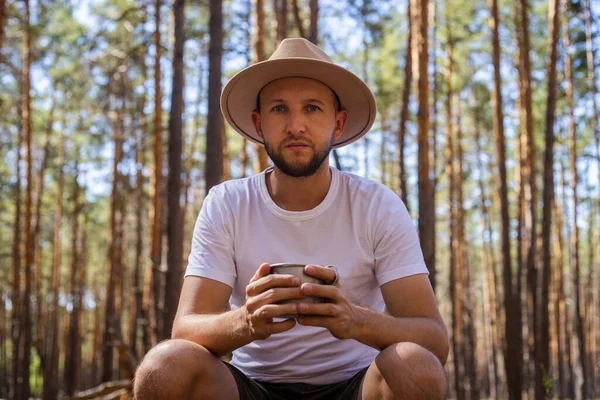 Hombre Con Sombrero Sostiene Una Taza Caliente Durante Viaje Campamento — Foto de Stock