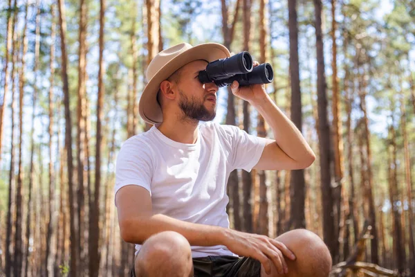 Hombre Con Sombrero Mira Través Los Prismáticos Durante Viaje Campamento — Foto de Stock