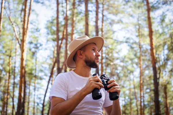 Hombre Con Sombrero Sostiene Prismáticos Durante Viaje Campamento Caminata Las — Foto de Stock