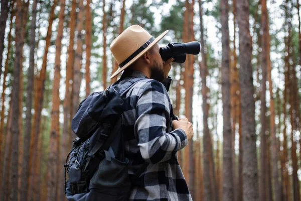 Turista Masculino Mirando Través Prismáticos Bosque — Foto de Stock