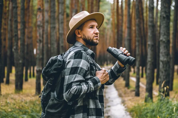 Hombre Con Sombrero Camisa Cuadros Sostiene Prismáticos Camina Por Bosque — Foto de Stock