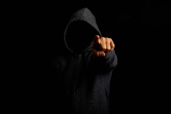 Hombre Sin Rostro Una Capucha Señala Dedo Sobre Fondo Oscuro — Foto de Stock