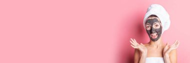 Kozmetik yüz maskesi, spa prosedürleri. Pembe arka planda yüzü maskeli bir kız. Pankart