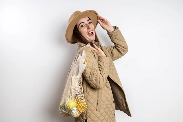 쇼핑백을 모자를 재킷을 여자를 유혹하는 — 스톡 사진