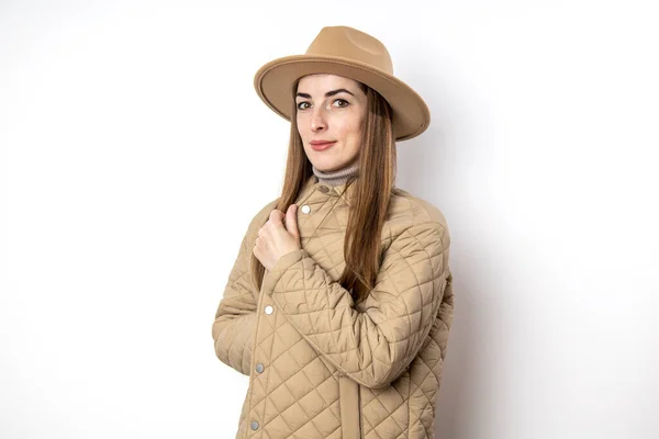 Zâmbind Femeie Tânără Într Jachetă Pălărie Perete Alb — Fotografie, imagine de stoc