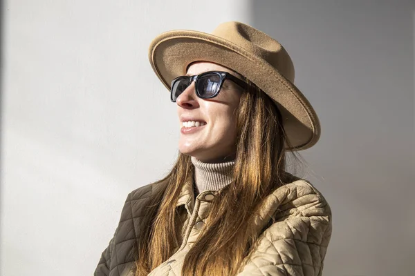 선글라스를 모자를 재킷을 여자를 유혹하는 — 스톡 사진