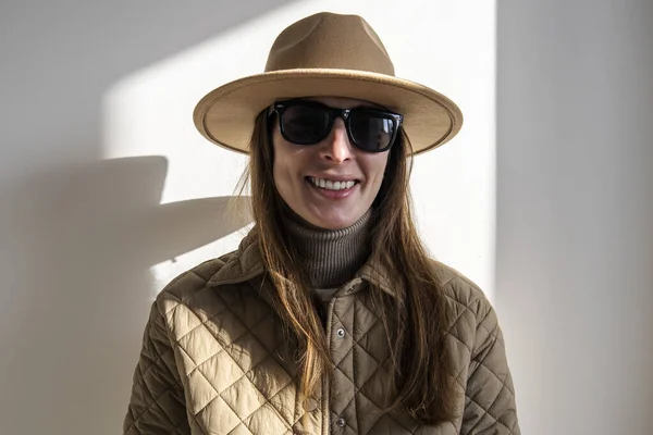 선글라스를 모자를 재킷을 여자를 유혹하는 — 스톡 사진