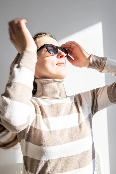 Mujer Joven Con Gafas Sol Endereza Cabello Contra Una Pared — Foto de Stock