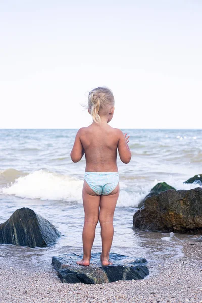 Niña Pie Con Espalda Mirando Mar Playa — Foto de Stock