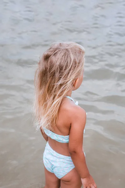 Badeanzug Gebräuntes Mädchen Badet Meer — Stockfoto