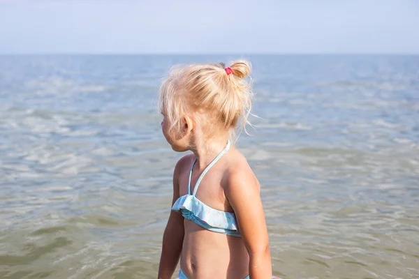 Niña Rubia Nadando Mar Día Verano — Foto de Stock