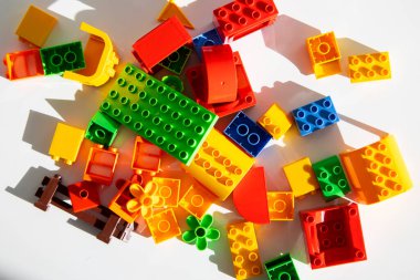 Beyaz arka planda çok renkli plastik üreticisi. Üst manzara, düz yatış. Yaratıcı ve eğitici kavram