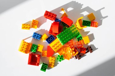 Beyaz arka planda çok renkli plastik üreticisi. Üst manzara, düz yatış. Yaratıcı ve eğitici kavram