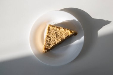 Masadaki tabakta bir dilim kek. Üst manzara, düz uzanma. 