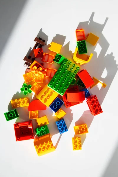 Gyermek Sokszínű Műanyag Konstruktor Fehér Háttérrel Felülnézetből Lapos Fekvéssel Kreatív — Stock Fotó