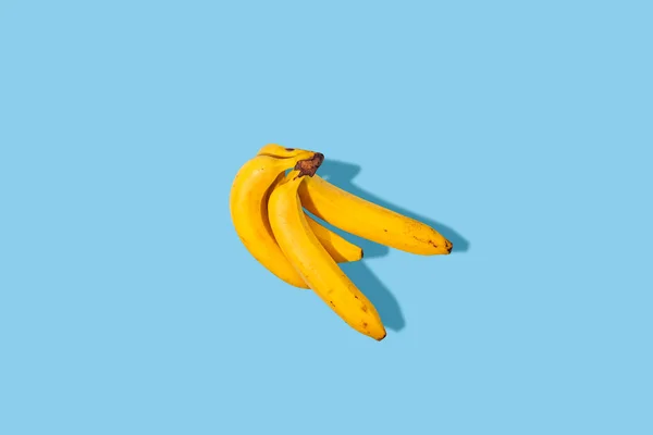 新鲜成熟的黄色香蕉 蓝色背景 — 图库照片