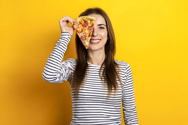 Улыбающаяся Молодая Женщина Закрывает Глаза Ломтиком Свежей Пиццы Желтом Фоне — стоковое фото
