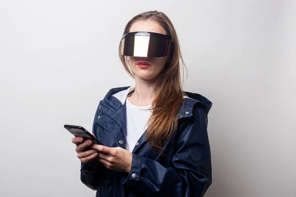 Egy Fiatal Jövendőbeli Virtuális Valóság Szemüveg Tartja Telefont Egy Könnyű — Stock Fotó