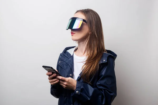Fiatal Virtuális Valóság Szemüveg Tartja Telefont Egy Könnyű Háttér — Stock Fotó