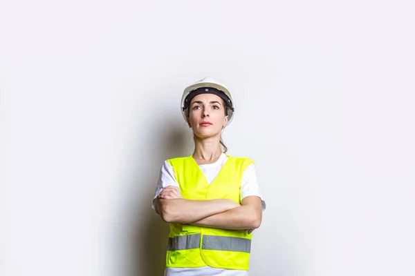 Mujer Joven Construcción Ropa Con Brazos Cruzados Sobre Fondo Claro — Foto de Stock